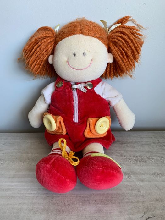 Boneco Rapariga que favorece a destreza manual da criança