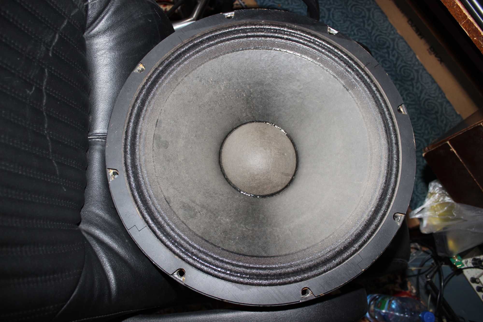 Динамик 18sound 18W1000. Бу , отпала шайба центровочная и теперь трет