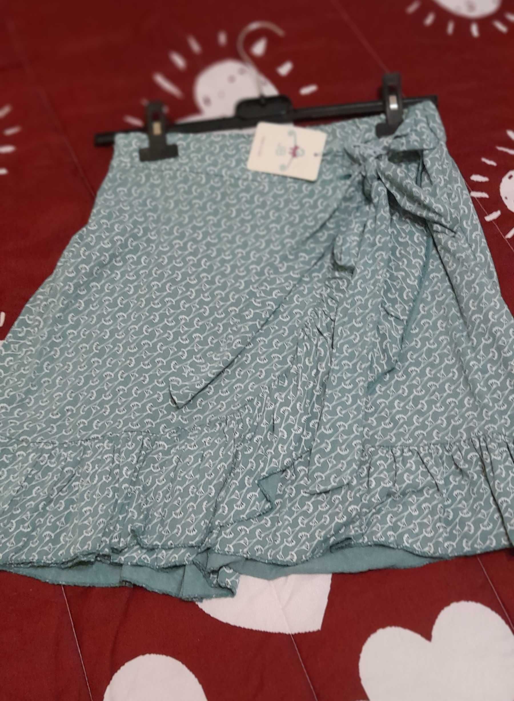 Mini saias floridas e vestidos variados