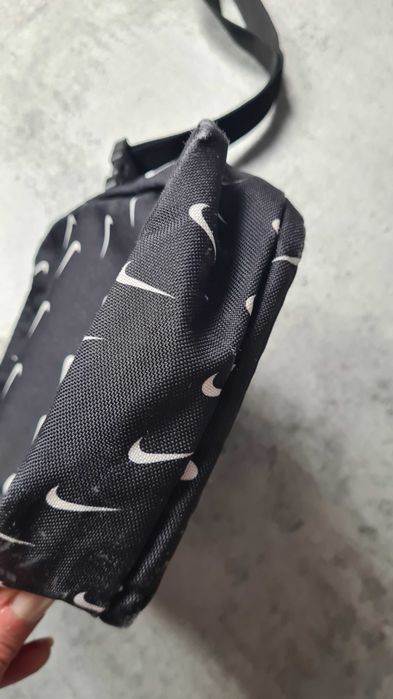 Saszetka torebka torba listonoszka Nike. Swosh. Czarna w logo swosh