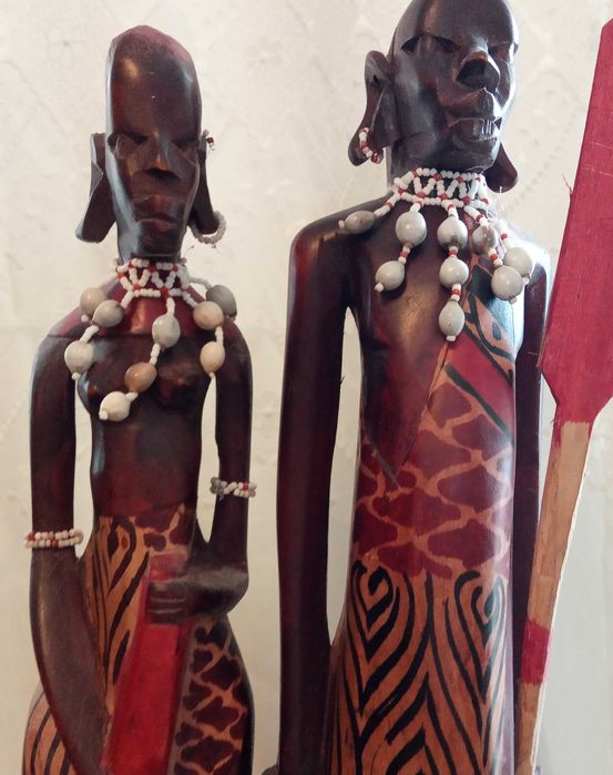 Estatuetas em madeira, esculpidas à mão, casal africano