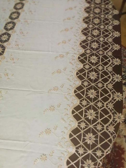Elegancka Kremowa Firanka ze złotą gipiurą