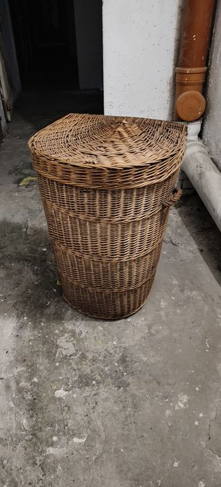 Kosz wiklinowy  z  wiekiem.