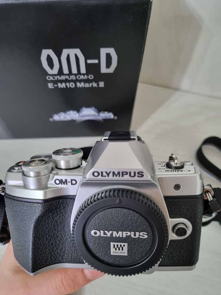 Câmara Olympus E-M10 Mark III + duas lentes + saco + baterias