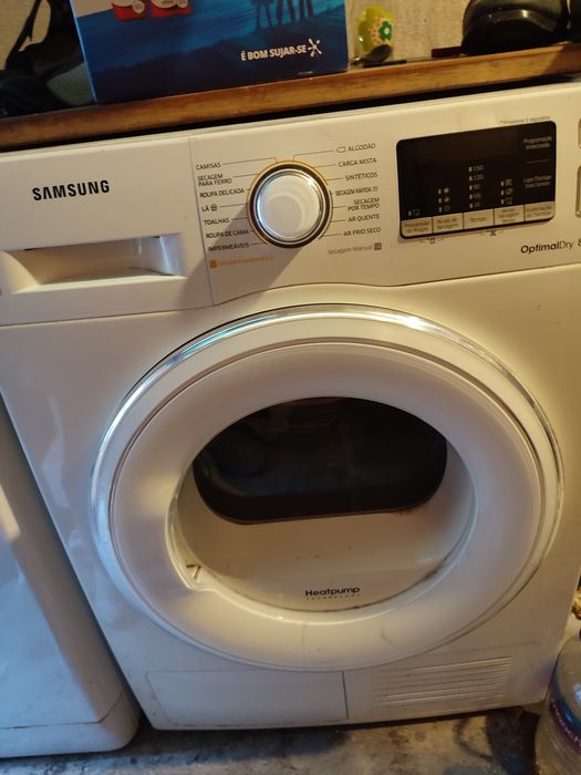 Máquina de lavar e outra de secar