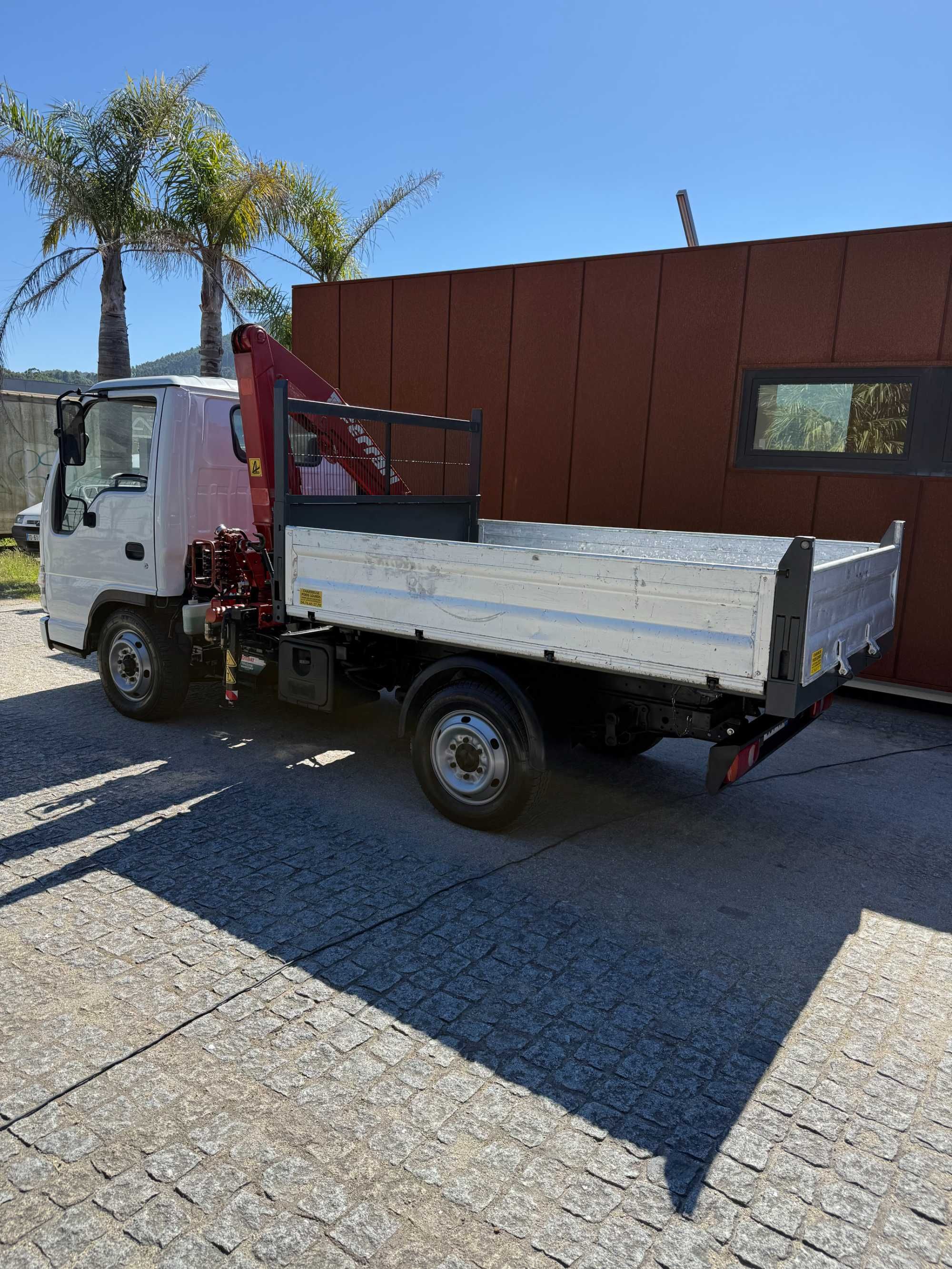 Carrinha Isuzu tribasculante com grua