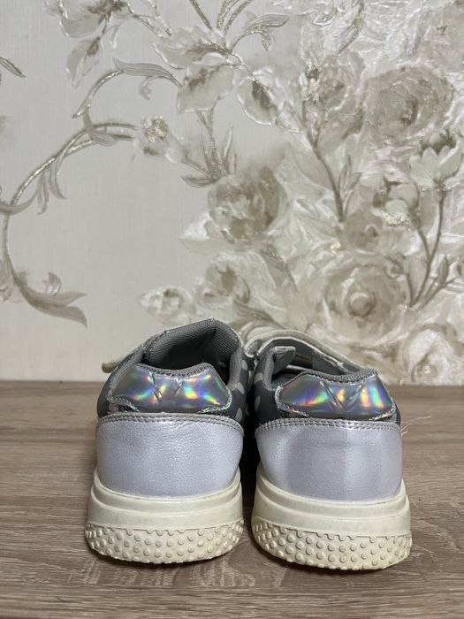 Продам кроссовки на девочку