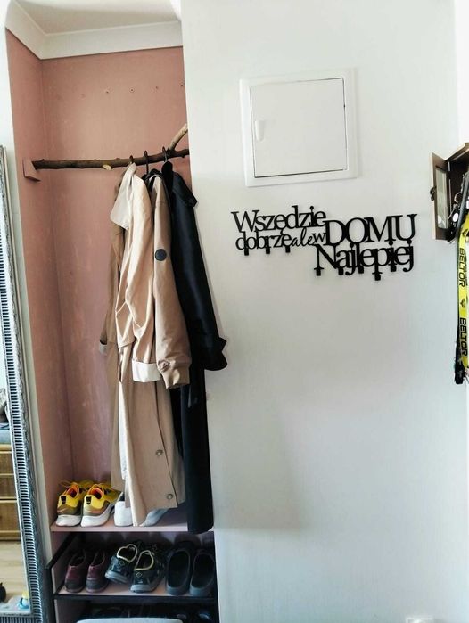 wieszak powitalny w formie napisu WSZĘDZIE DOBRZE ALE W DOMU NAJLEPIEJ