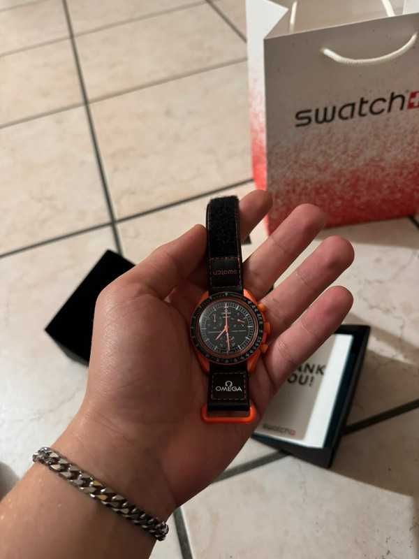 Omega x Swatch SO33O100 Lava - Gradienty Czerwonego i Oranżowego