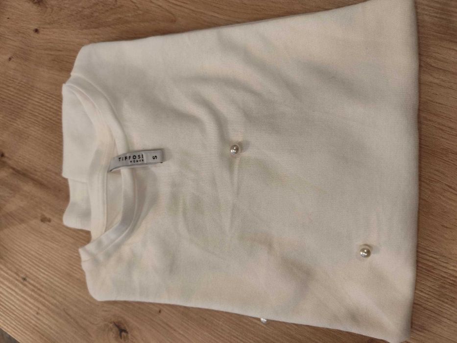 Camisola branca com pormenores