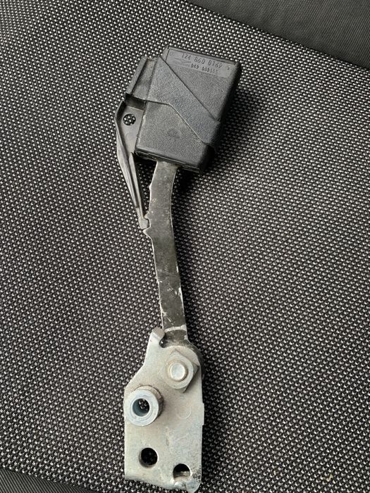 Замок ремня безпеки  передній лівий mercedes w124