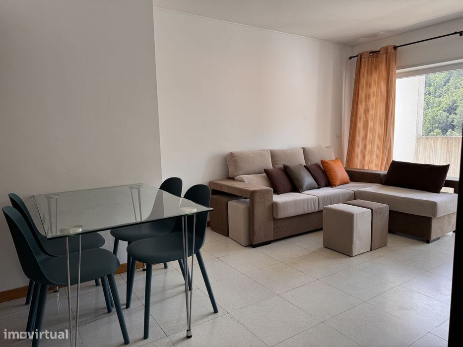 T 1 com varanda e garagem- mobilado