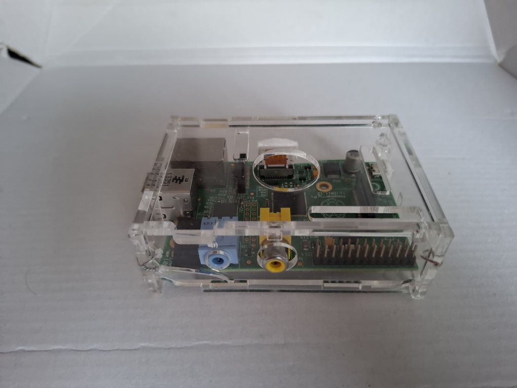 Raspberry pi 1	 b moduł Wi-fi dedykowana kamera