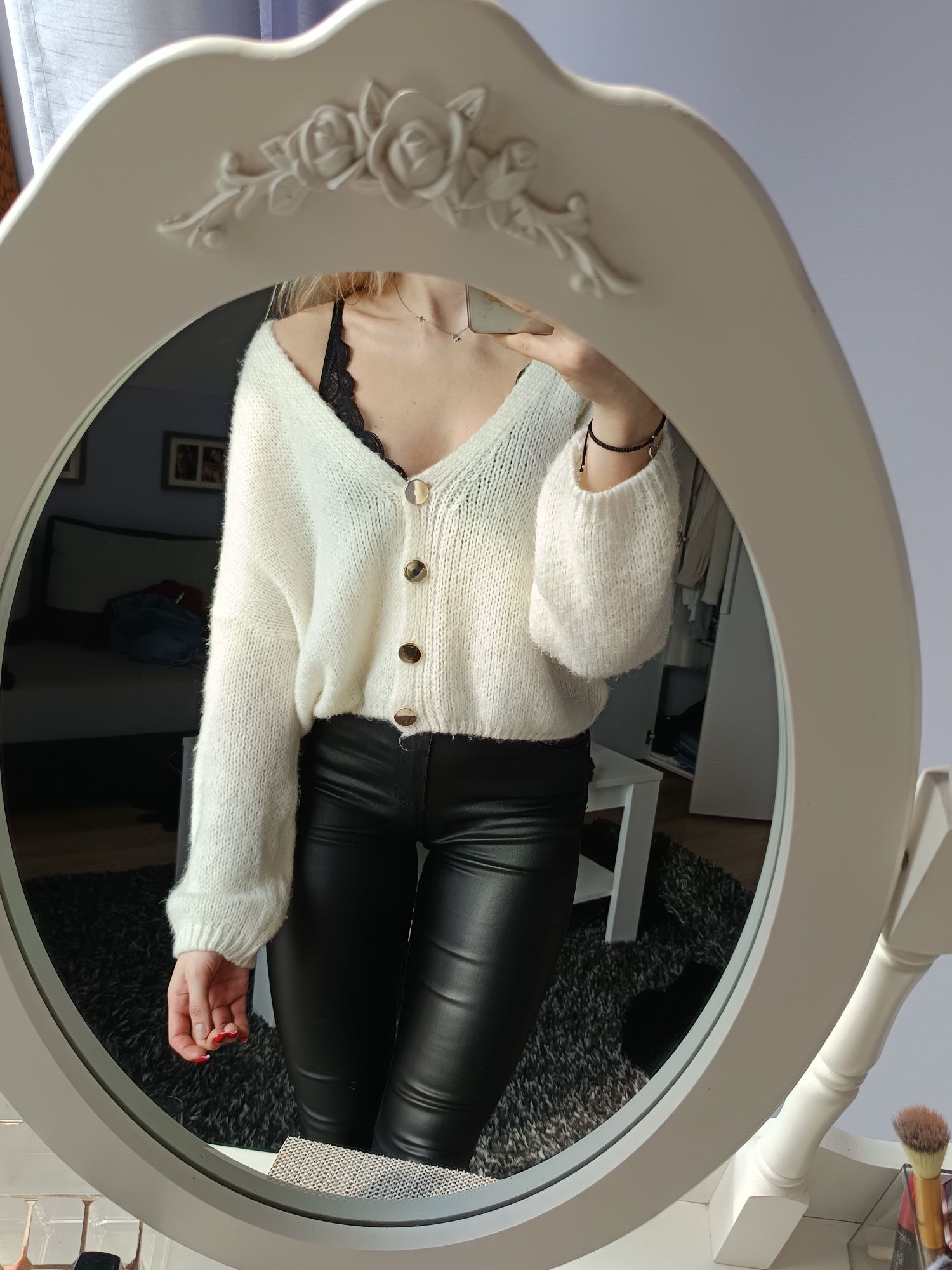 kremowy sweter Zara M z dekoltem V ze złotymi guzikami oversize