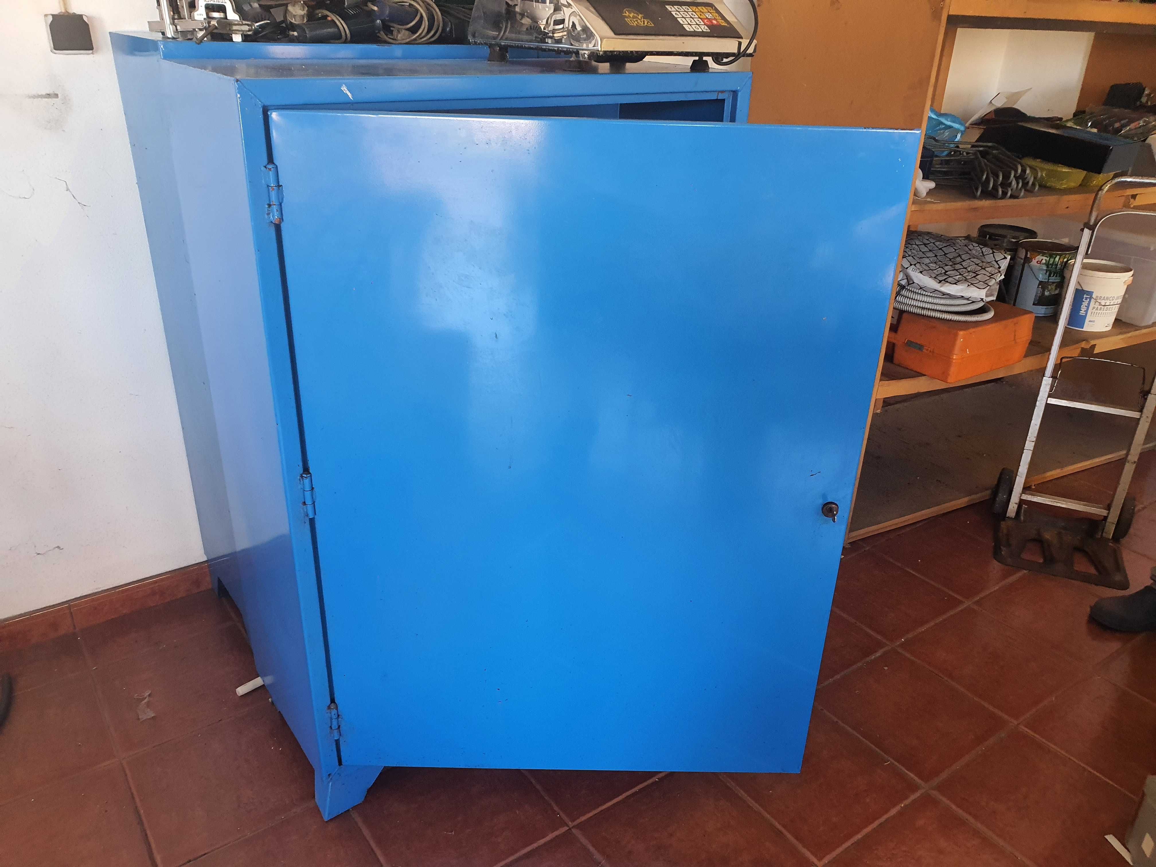 Armários de oficina com parteleiras