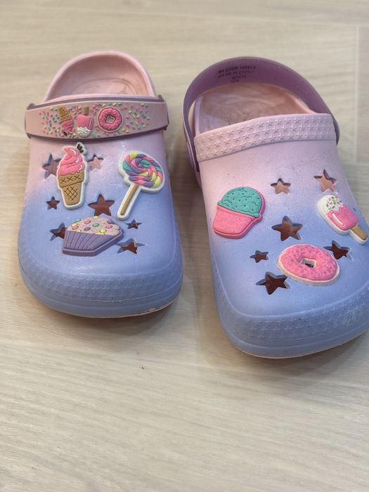 Слипоны , шлепки .