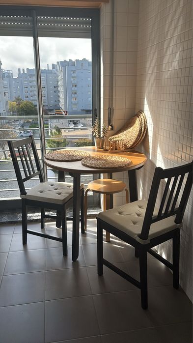 Conjunto mesa redonda IKEA com cadeiras