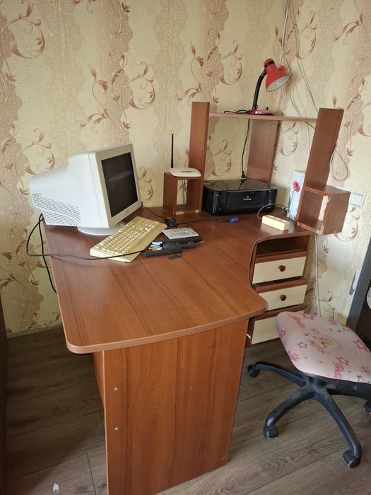 Стіл письмовий кутовий