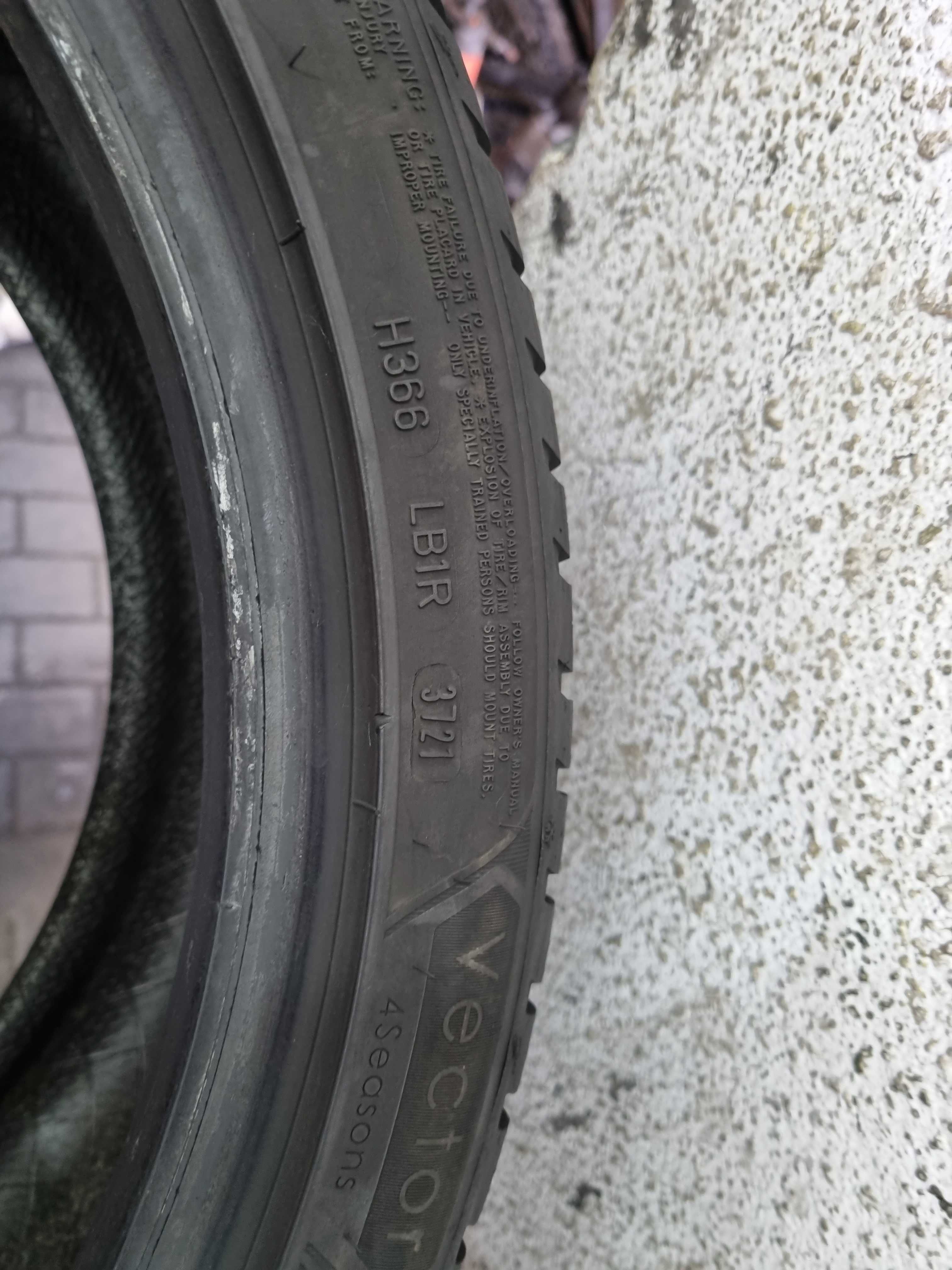245/40/19 98Y Goodyear Vector 4seasons Gen-3 D.3721