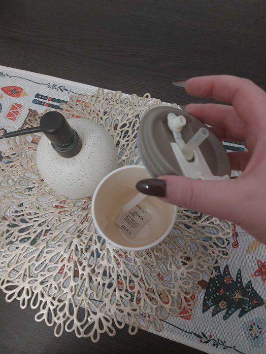 Dozownik do mydła + kubek plastikowy