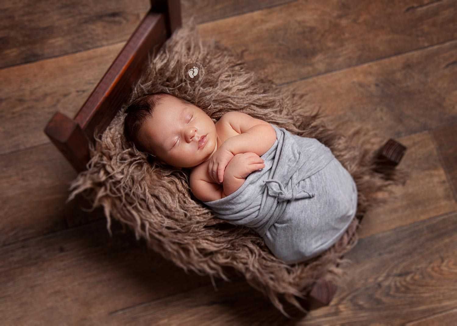 Łóżeczko newborn brązowe do sesji fotograficznej