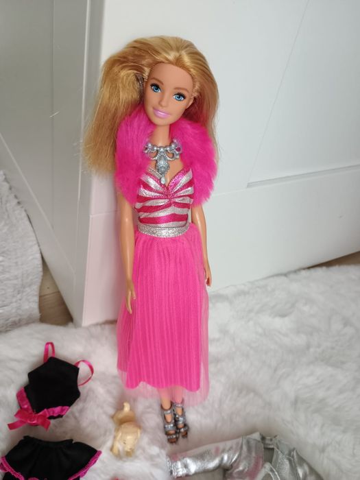 Barbie z ubrankami i dodatkami