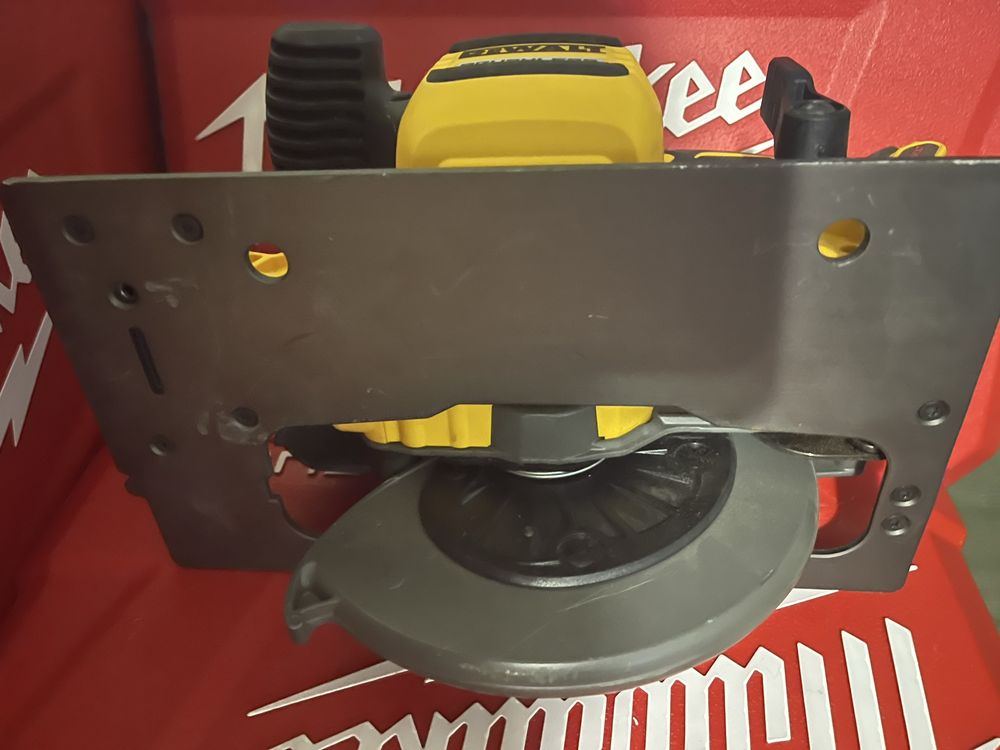 Акумуляторна циркулярна дискова пила Dewalt dcs578