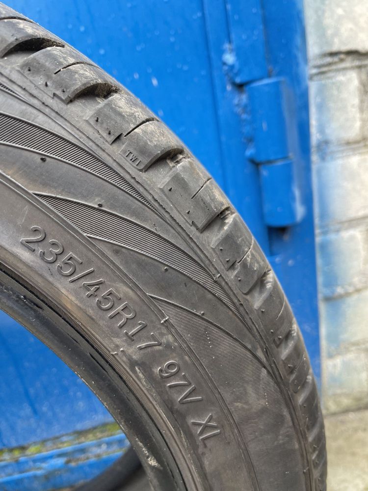 Продам комплект гуми  Laufenn 235/45 R17