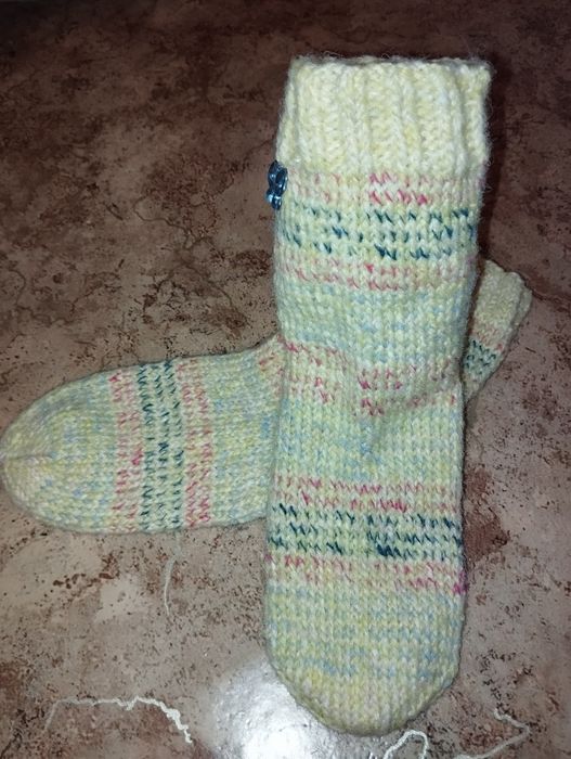 Домашние тапочки вязаные.