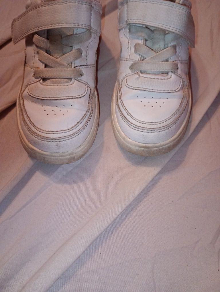 Białe adidaski rzepy gumki