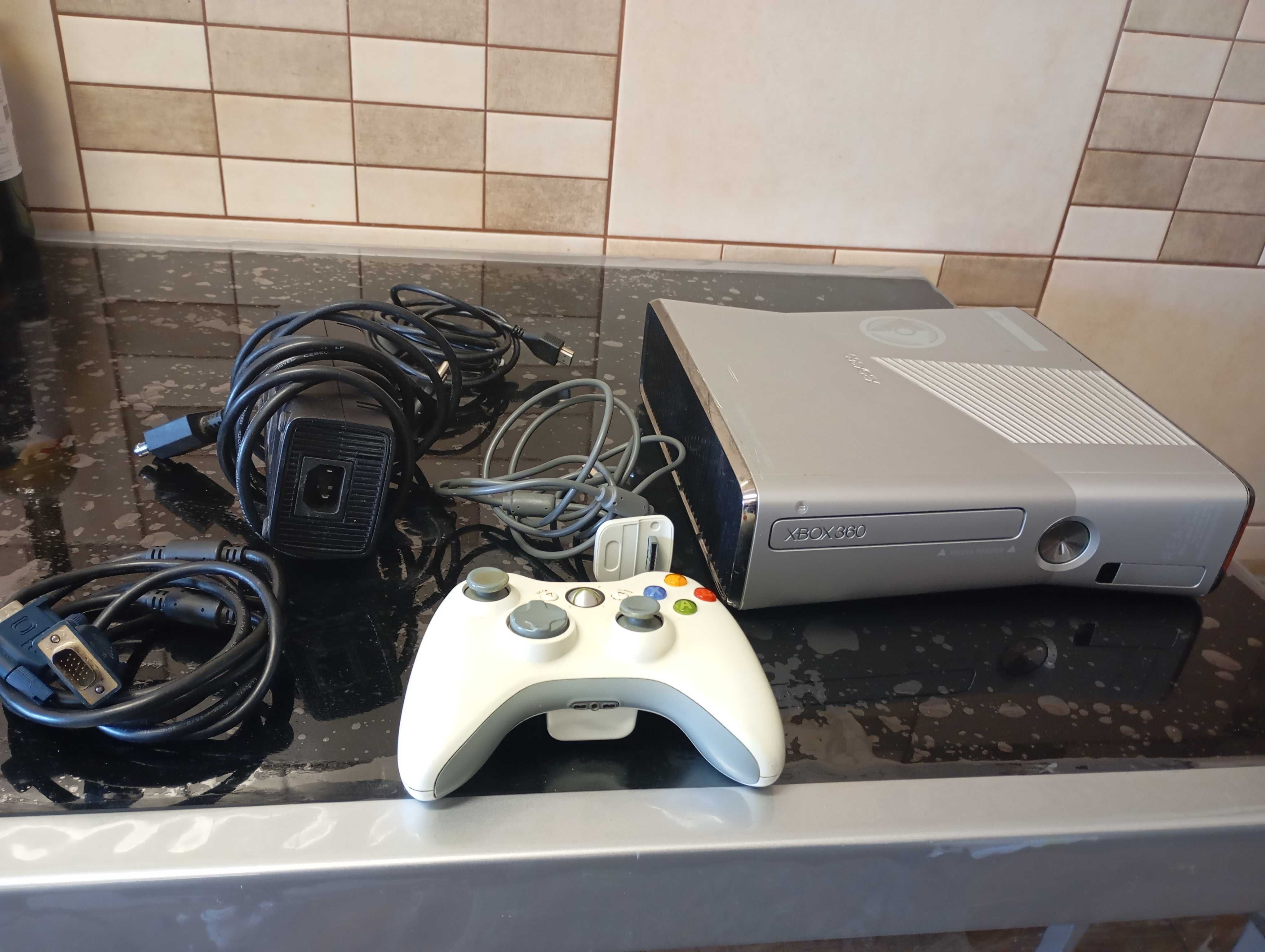 Console chipada de videogame XBox 360 com os jogos no Hd