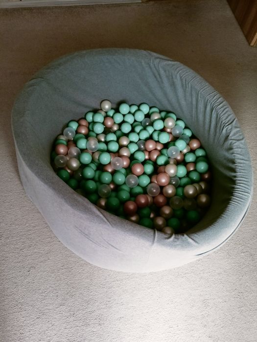 Szary basen z kulkami