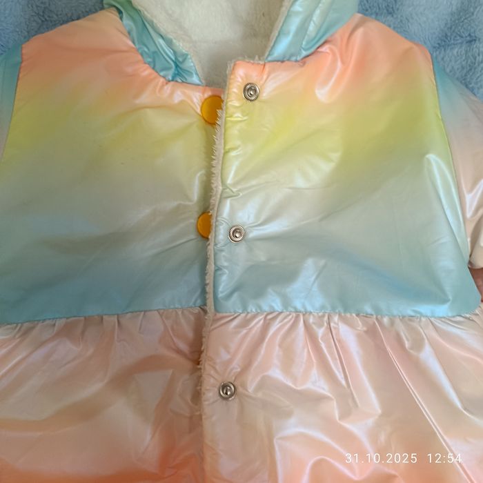 Продам курточку на дівчинку розмір 90
