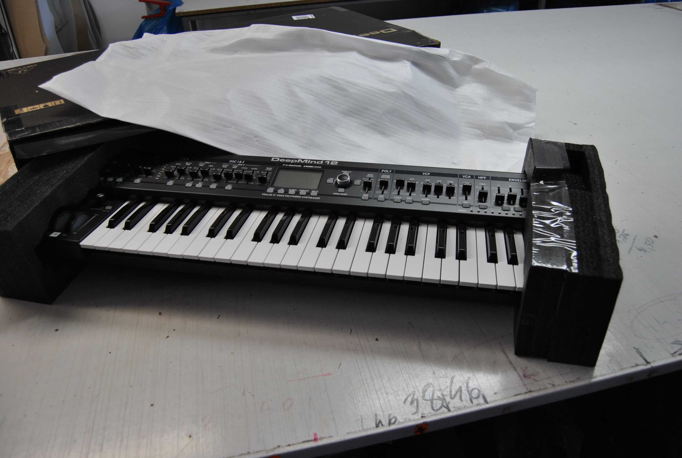 Syntezator analogowy Behringer DeepMind 12