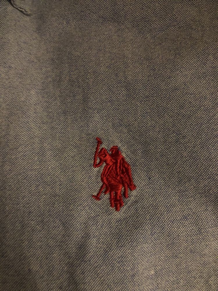 Camisa  azul lisa, quase nova , botoēs na gola