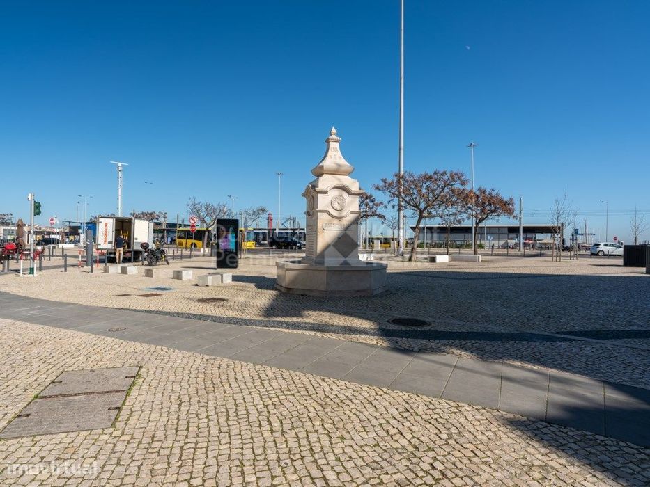 Apartamento T3 com garagem e terraço para venda em Cacilhas