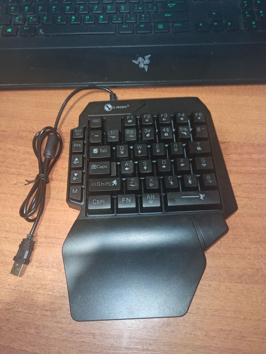 Игровая клавиатура с подсветкой  на 1 руку для телефона или компьютера