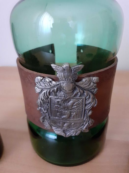 Garrafa vintage com heráldica de vidro verde + conjunto copos