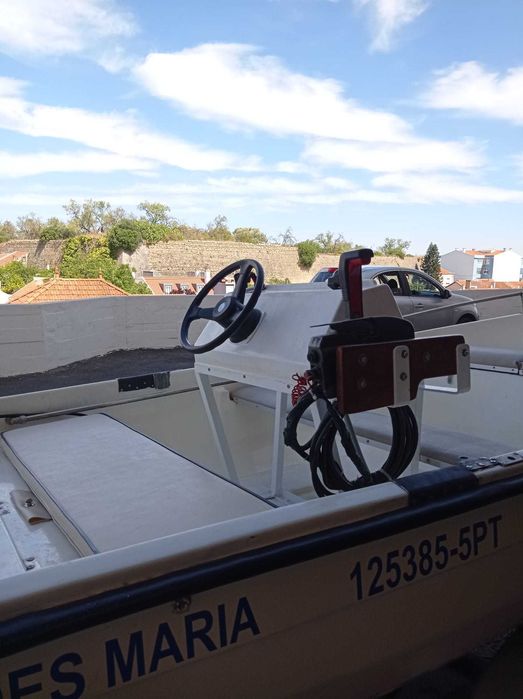 Embarcação de recreio 4,70m 25 HP e respectivo atrelado