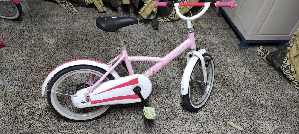 Bicicleta menina com capacete