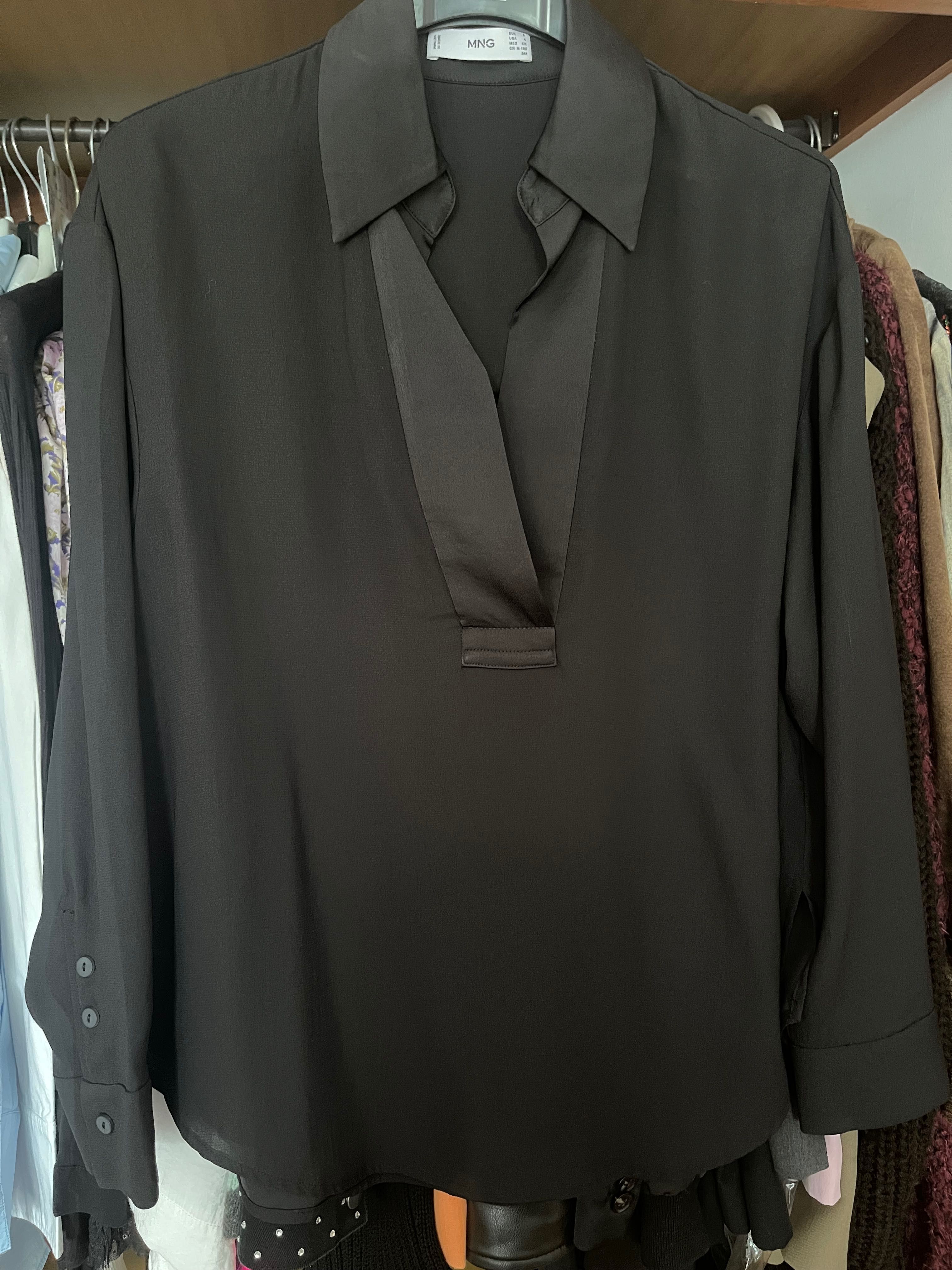 Blusa preta Mango