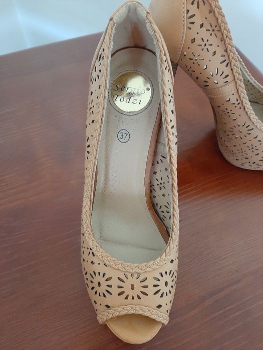 Sapatos de salto alto