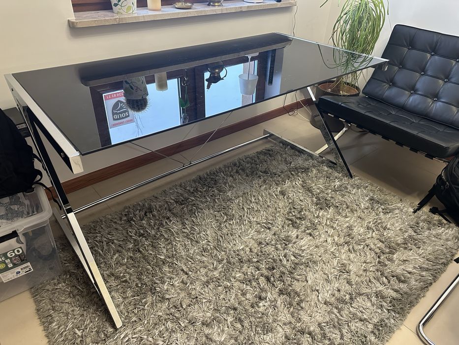 Szklane biurko z metalowymi nogami