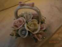 cesto de com flores de cores suaves