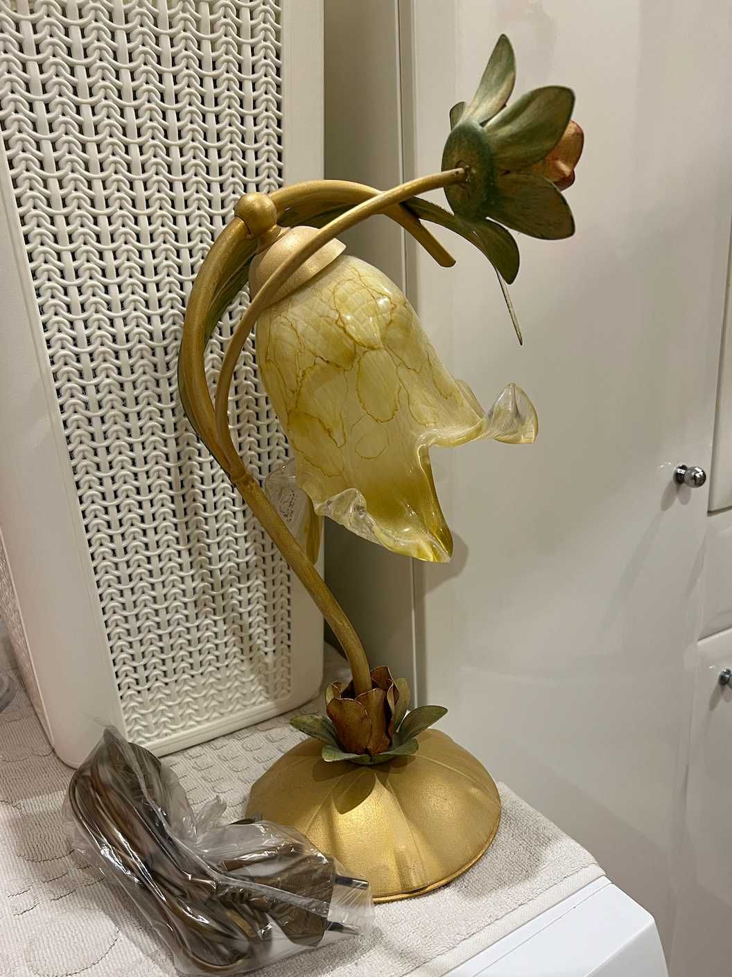 Lampa dekoracyjna z ozdobnymi kwiatami