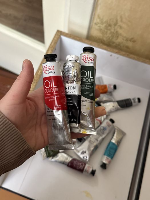 Олійні фарби, пензлі, мольберт, та інше