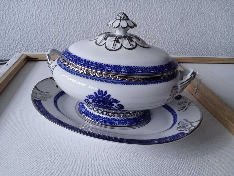 Terrina oval em Porcelana com aplicações em Prata