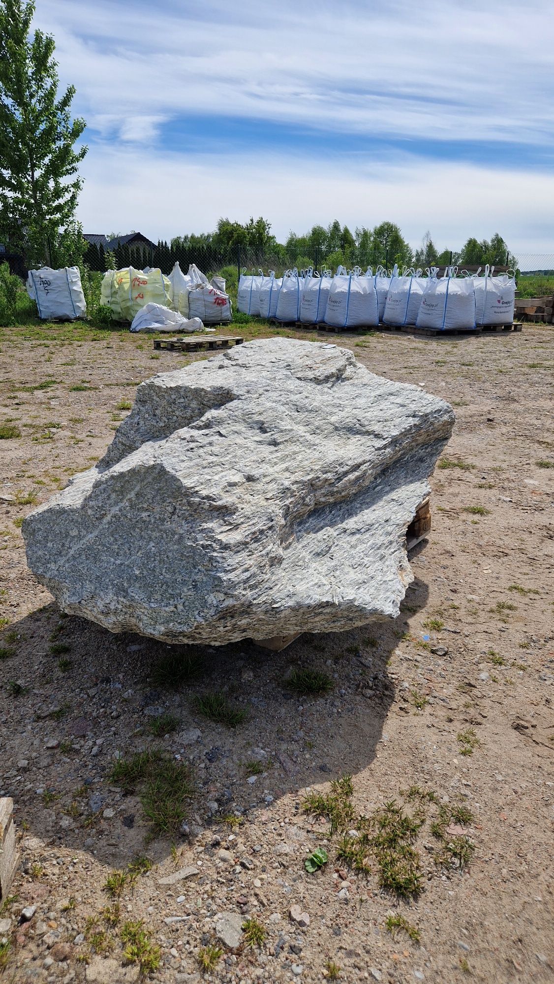 Duże głazy gnejsowe, monolity kamienne