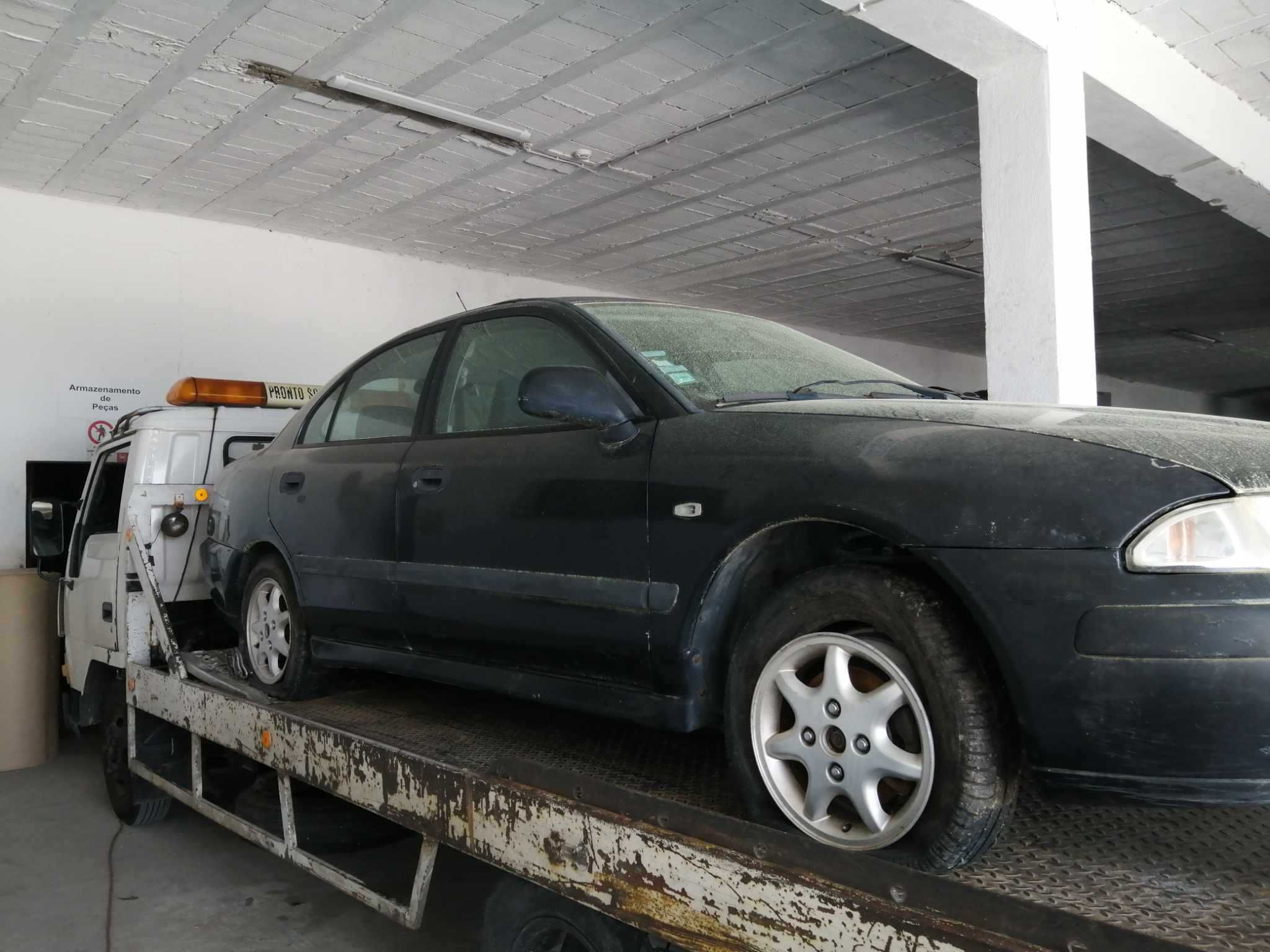 Para peças Mitsubishi Carisma 1.6I ano 2000