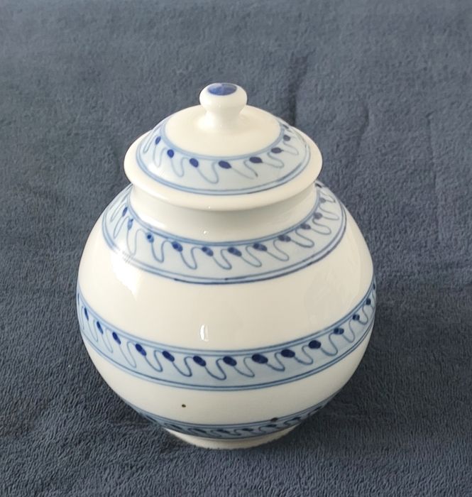 Pote pintado á mão , Viana do Castelo numerado no fundo.